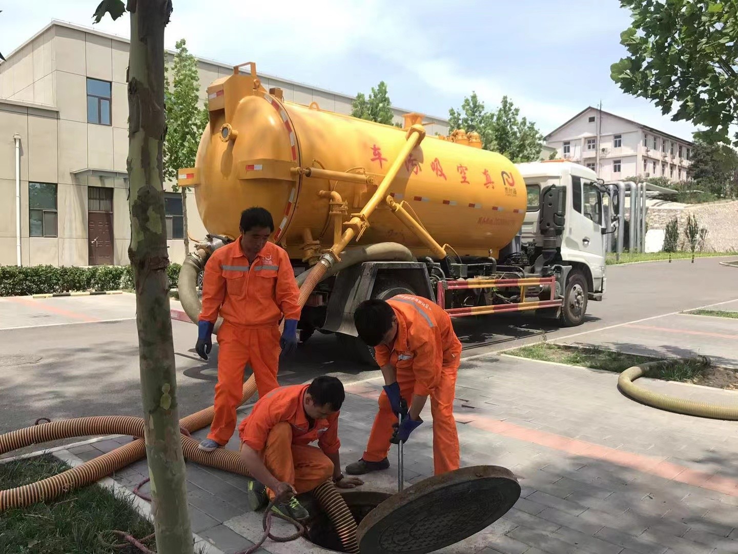 井陉管道疏通车停在窨井附近