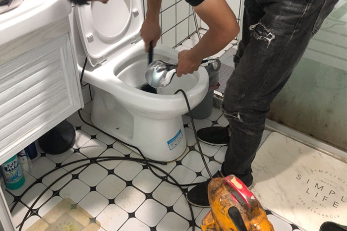 井陉马桶堵塞自己疏通还是找师傅?专业上门服务让你省时更省心